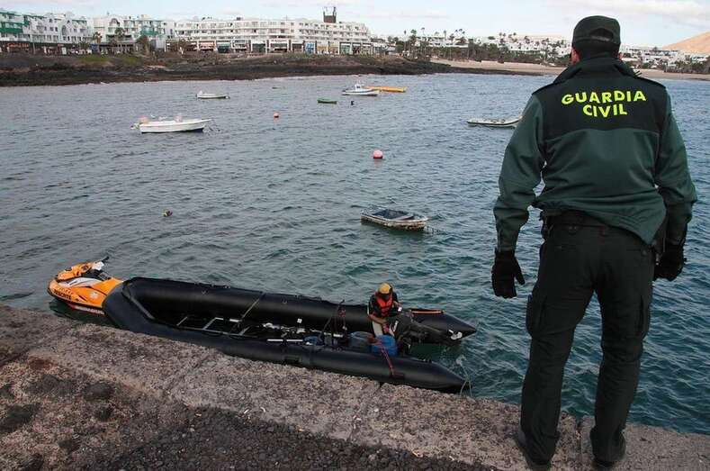 La patera bajo control de la Guardia Civil (La Voz de Lanzarote)